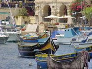 Hafen in St. Julians - Typische Luzzu Fischerboote auf Malta
