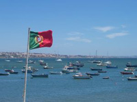 Flagge im Hafen Portugals