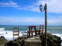 Stühle am Strand von Costa Rica