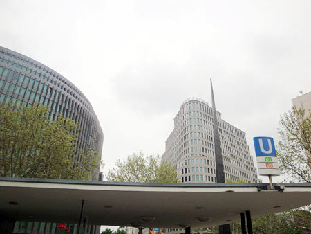 rechts das Hotel Concorde Berlin, links das Swissôtel 