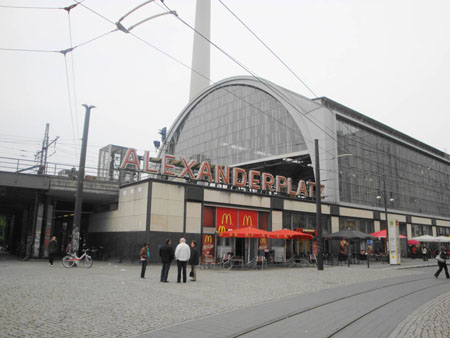 Bahnhof Alexanderplatz vor dem Fernsehturm
