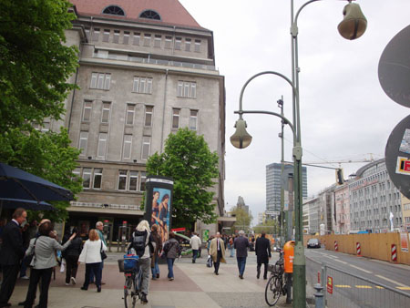 Blick vom Wittenbergplatz durch die Tauentzienstraße auf Europa-Center und Gedächtniskirche