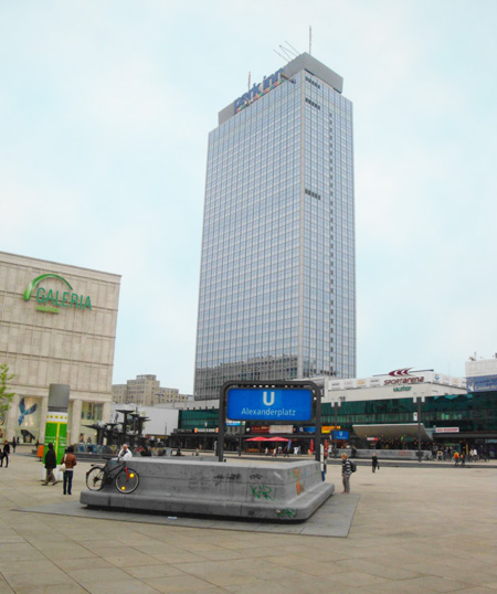 Das riesige Park Inn-Hotel am Alexanderplatz