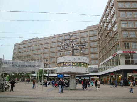 Die berühmte Weltzeituhr am Alexanderplatz wurde schon zu DDR-Zeiten errichtet.