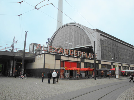 Der lange Bahnhof am Alexanderplatz ist schon eine Sehenswürdigkeit für sich.