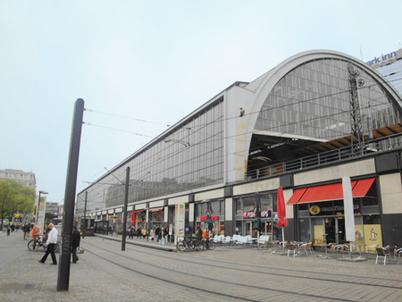 Snackbars, Restaurants, Geschäfte usw. finden sich am und im Bahnhof