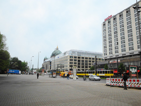 Der Alexanderplatz mit Blick auf den Berliner Dom.