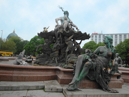 Der Neptunbrunnen mit Berliner Dom