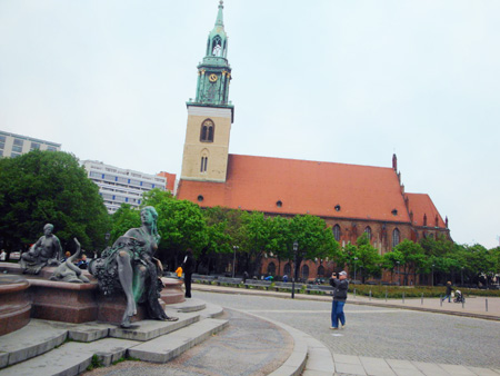 Neptunbrunnen mit St. Marienkirche