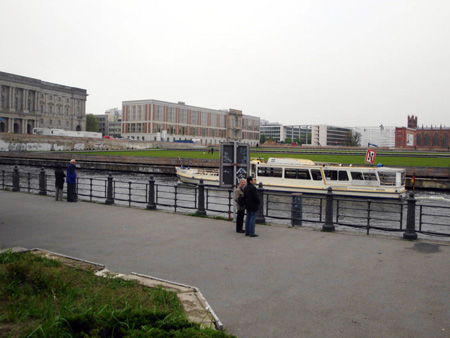 Die Spree, auf der Wiese soll in den nächsten Jahren das Berliner Schloß nach alten Plänen neu rekonstruiertwerden.