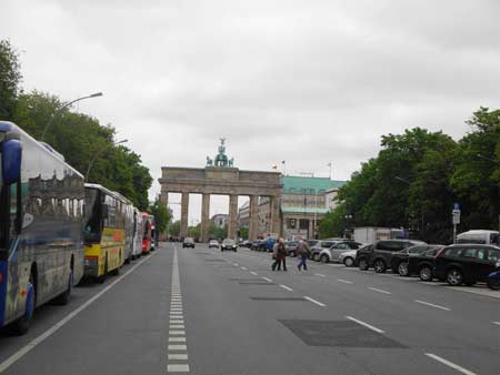 Platz des 18.März mit Brandenburger Tor und Hotel Adlon
