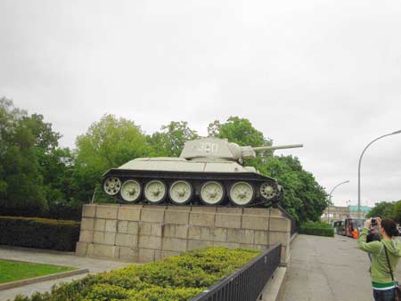 Sowjetischer Panzer mit Brandenburger Tor