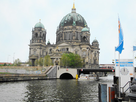 Der Berliner Dom mit der Spree