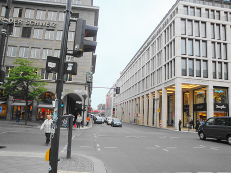 Haus der Schweiz und Friedrichstraße gen Norden in Richtung S-Bahn 
