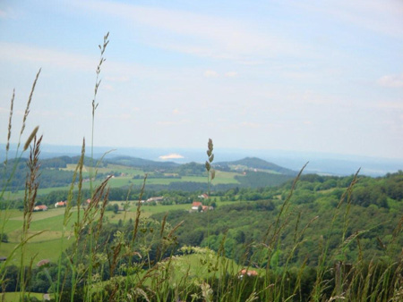 Blick vom Feldberg  bis zu den Weißen Kali-Gruben im Fuldatal
