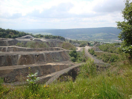 Basaltbruch über Bischofsheim mit Kreuzberg
