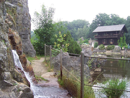 Schweizer Haus und Wasserfall am Rigi