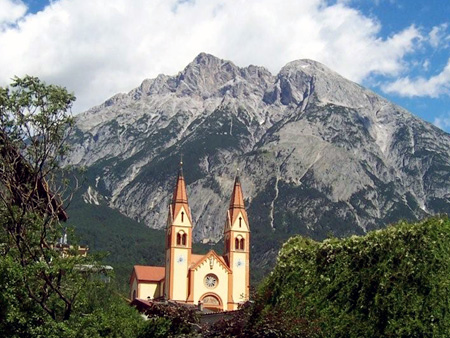 Kirche in Telfs vor der Hohen Munde.