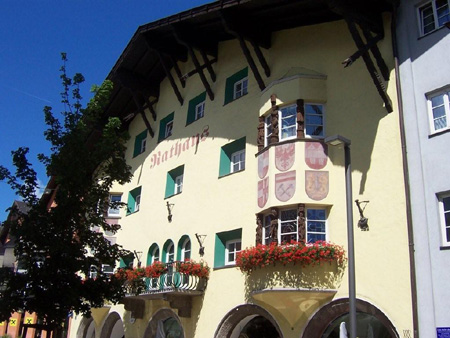 Das Rathaus von Telfs im Inntal.