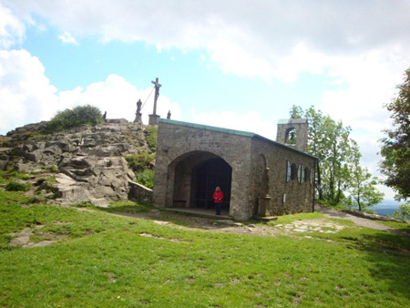 Kapelle und Gipfelkreuz und Denkmale