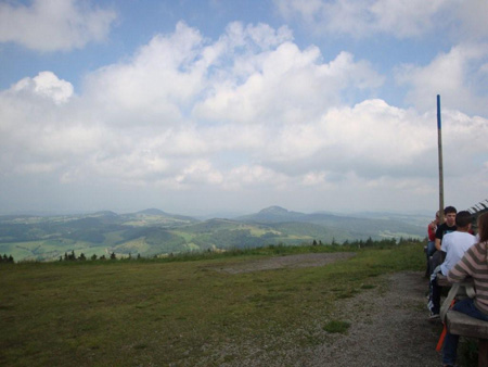 Die Milseburg in der Mitte des Bildes von der Wasserkuppe aus gesehen
