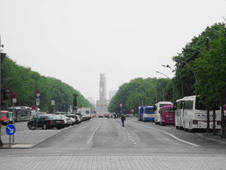 Diese Achse führt quer durch Berlin. Im Hintergrund die eingerüstete Siegessäule.