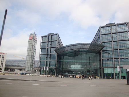 Haupteingang Hbf Berlin und linker Teil des neuen Bahnhofs