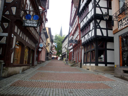 Einkaufsstraße mit vielen Geschäften in Grünberg