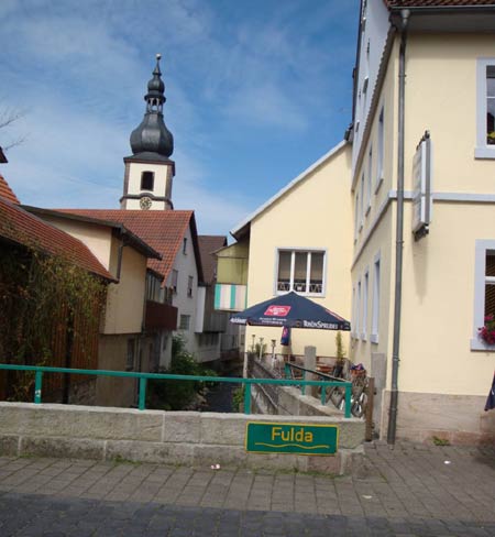 Brücke über die noch junge Fulda, die Quelle liegt an der Wasserkuppe