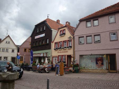 Gemütliche Eßmöglichkeiten am Marktplatz