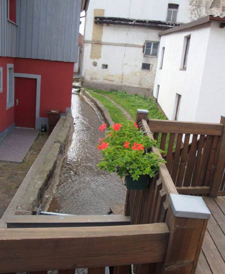 Idyllische Fußwege und Brückchen entlang der Stadtmauer