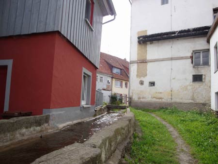 Idyllische Fußwege und Brückchen entlang der Stadtmauer