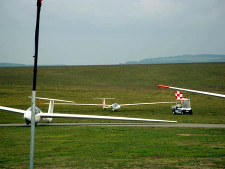 Fluglotse zieht Segelflieger