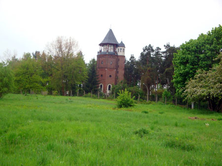 Den Wasserturm in unmittelbarer Nähe kann man besteigen, ein Cafe befindet sich im Fuße des Turms.