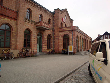 Der Bahnhof, von hier fährt die Regionalbahn direkt ins Zentrum von Berlin. Die wichtigsten Berliner Stationen