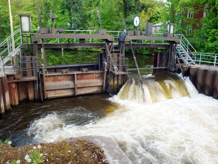 Stauwehr und Überlauf neben der Schleuse.