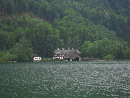 Fischerhaus am anderen Ufer des Mondsee