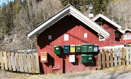 Briefkästen für Häuser am Berg
