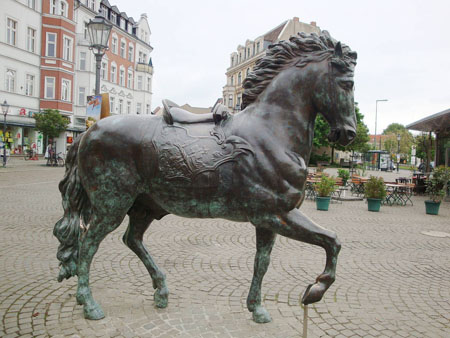 Den Eingang zur Altstadt zieren zwei Bronze - Pferde