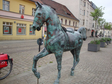 Den Eingang zur Altstadt zieren zwei Bronze - Pferde