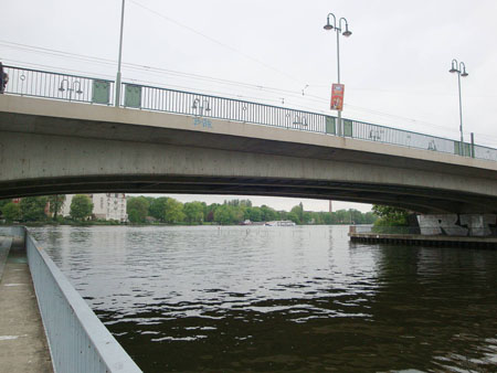 Die Dahme (von links kommend) fließt hier in die Spree