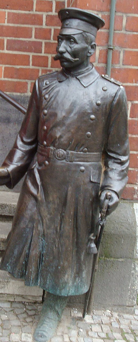 Vor dem Eingang steht heute der Hauptmann von Köpenick