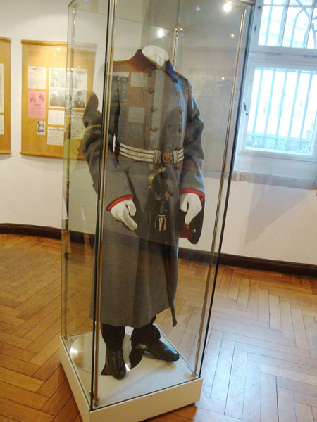 In einem kleinen Museumsraum sieht man die damalige Uniform und...