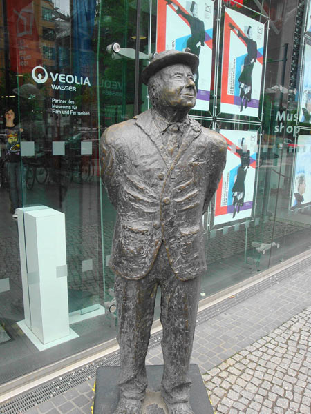 Heinz Rühmann vor Film- und Fernsehmuseum Berlin
