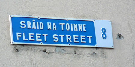 Strassenschild in Dublin - irisch und englisch