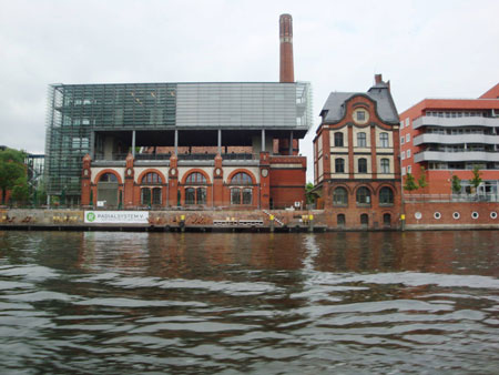 Moderne Glasbauten an der Spree