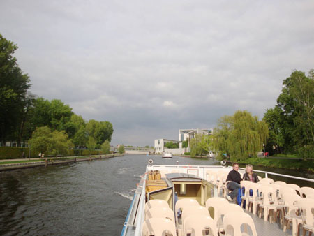 Blick vom Boot aus auf die Spree