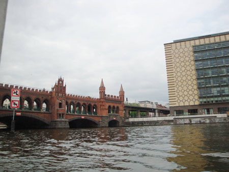 Verschnörkelte altertümliche Oberbaumbrücke seit 1896.