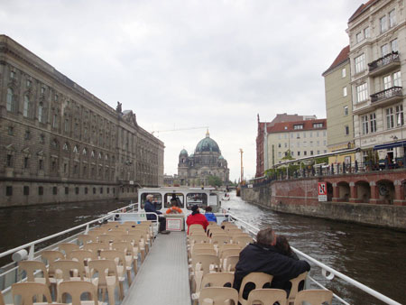 Das Spreeschiff fährt direkt am Berliner Dom entlang