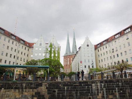 Das Nikolaiviertel mit der gleichnamigen Doppelturmkirche